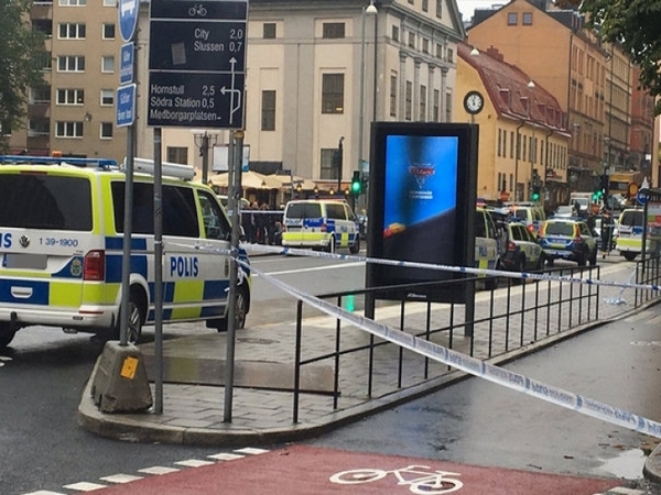 Кръв се лее в Швеция! Наръгаха полицай във врата в Стокхолм (ВИДЕО)