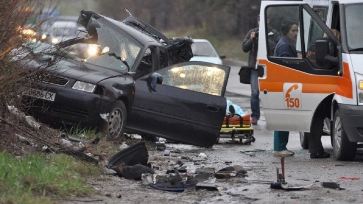 Жестока трагедия на пътя след автомеле: Четирима загинаха, други двама се борят за живота си