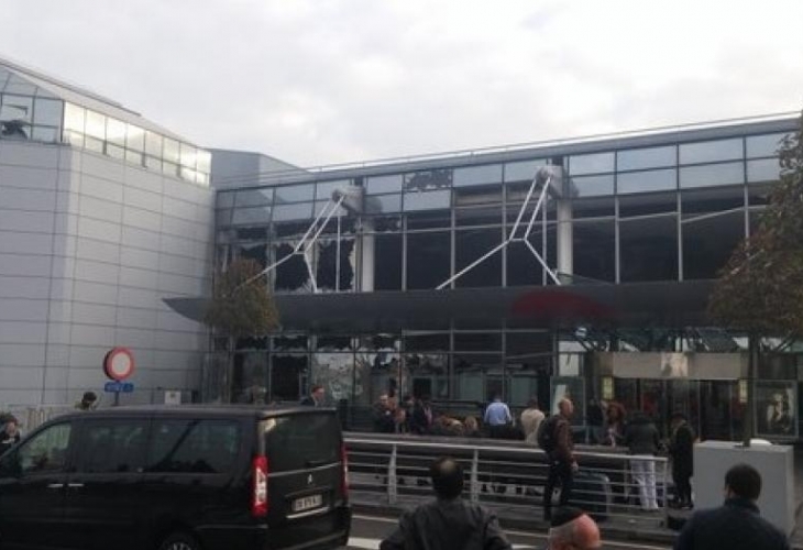 Паника на летище в Брюксел! Мъже крещят "Аллах Акбар", спецслужбите претърсват за бомби