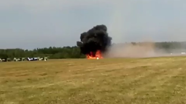 Самолет се разби по време на авиошоу (ВИДЕО)