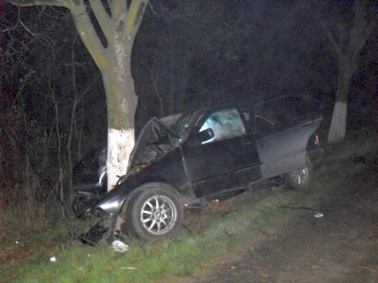 Зверско меле: 17-годишен загина на място, млад шофьор е тежко ранен след челен удар в дърво