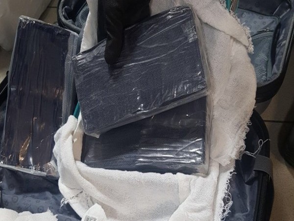 Жена опита да внесе с багажа си 3 кг кокаин от Бразилия