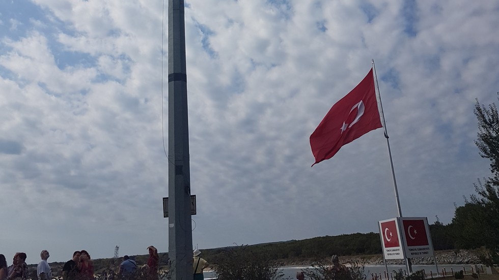 Гол пилон стърчи в Резово, България няма пари за знаме