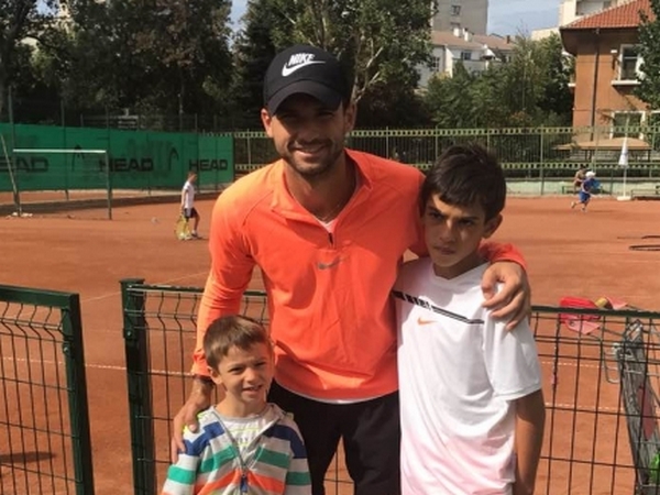 Григор Димитров изненадващо се завърна в България, зарадва деца в Хасково