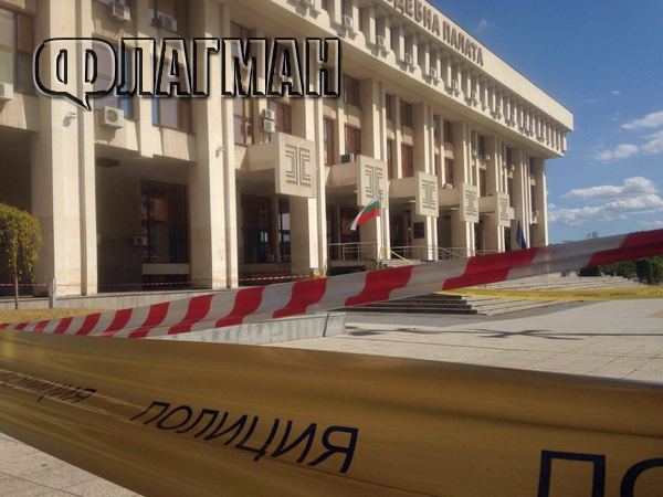 Отцепиха Съдебната палата в Бургас заради сигнал за бомба
