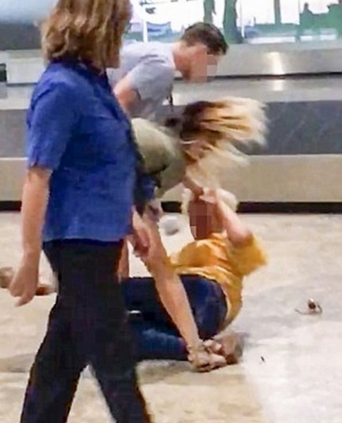 Шокиращо! Масова паника на летище - две жени се млатиха пред погледа на десетки (БРУТАЛНИ СНИМКИ/ВИДЕО)
