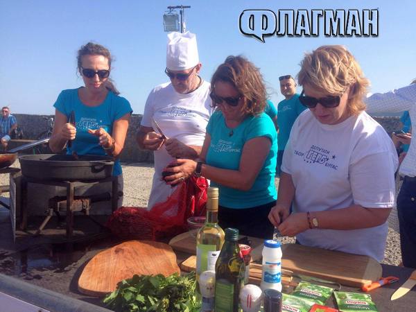 Шоу в Царево: Депутатите от ГЕРБ готвят на пристанището, ще правят миди по бургаски (СНИМКИ)
