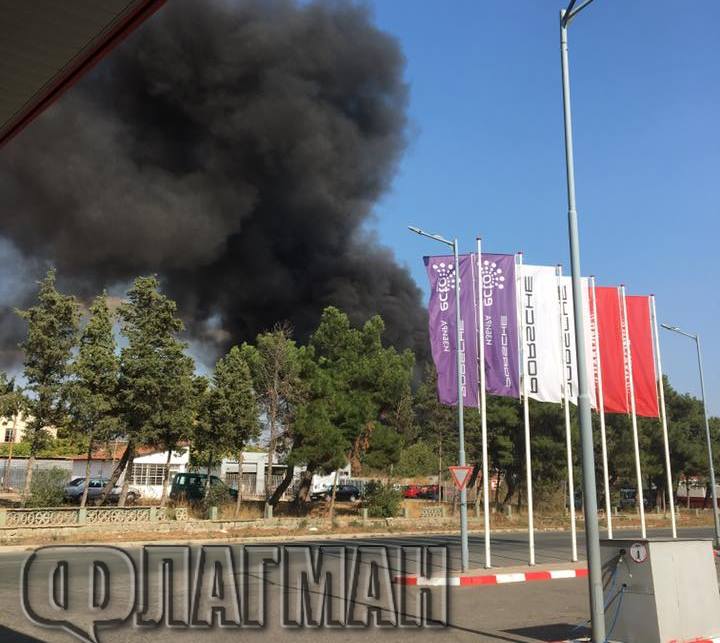 Шокиращо от Айтос! Некадърници от автоморга предизвикаха пожар, огънят горя на 100-ина метра от бензиностанция