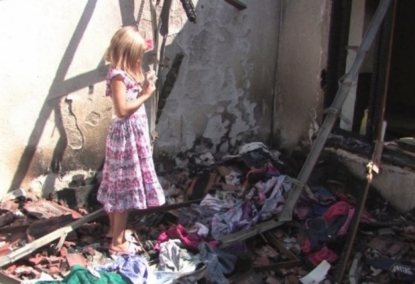 Пожар остави млада майка и невръстните й дечица на улицата, цяла България се зае да им помага