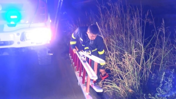 Пожарникарите спасиха 16-годишен след опасно селфи
