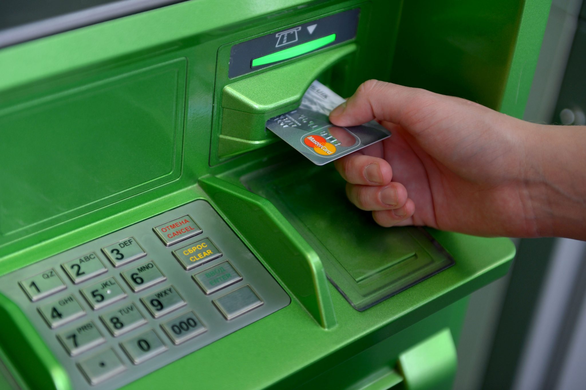 Нов закон удря по банките! Длъжни са да ни предупреждават, ако тегленето на пари от банкомат е скъпо!