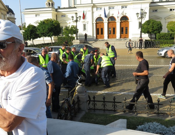 Полицайка припадна на митинг пред Народното събрание