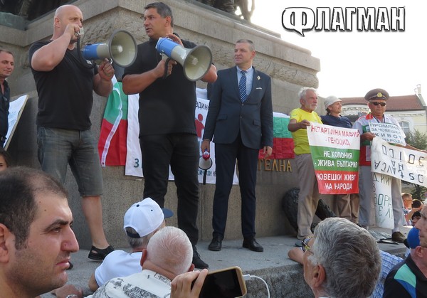 Йоло Денев, Байрактаров и Кемил Рамадан поискаха революция с 200 души пред парламента (СНИМКИ)
