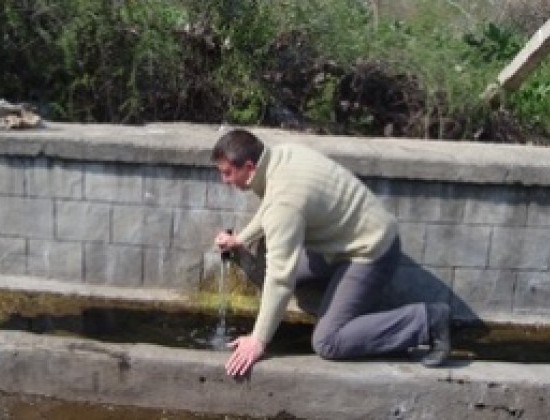 В Сунгурларе ги върнаха в миналия век! Спряха водата внезапно, хората се мият в селските чешми