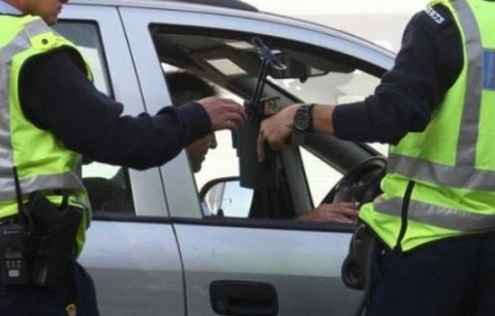 Наглост! Ямболски шофьор подкара Ауди без документи в Бургас, хвърля 10 лв. в патрулката, за да отърве акта