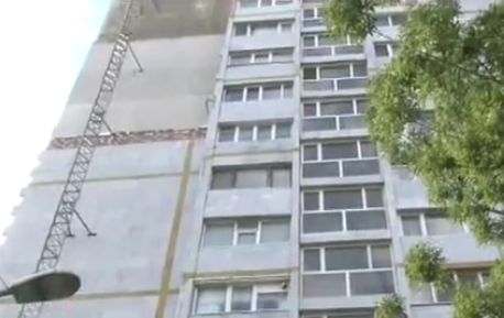 Момчета от Бургас се покатериха по 50-метрово скеле заради селфи (ВИДЕО)