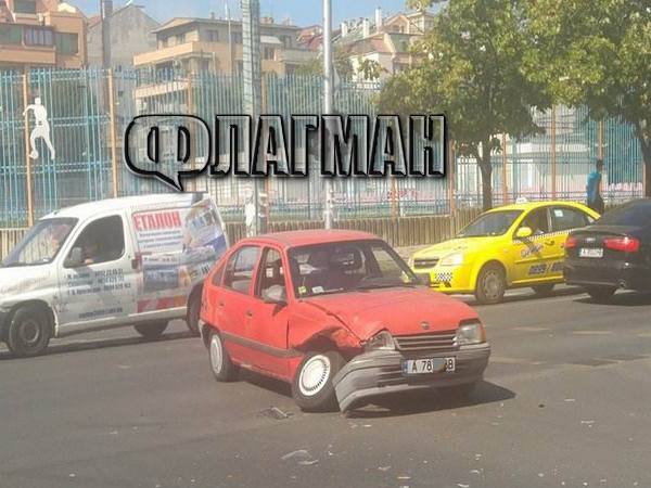 Поредна катастрофа на Подземната улица в Бургас: Тойота се вряза в Опел (СНИМКИ)