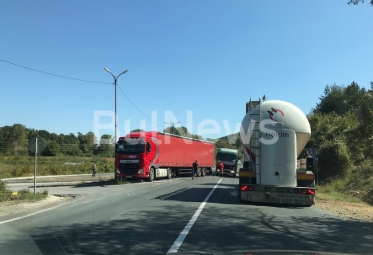 Тежка катастрофа между два тира блокира трафика по Е-79