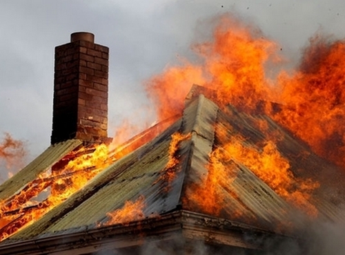 Потрес! Пенсионерка подпали къщата на съседите, горяла плевели в двора си