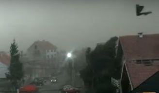 Осем са вече жертвите на бурите в Румъния