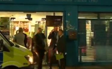 Полицаи изнасят пилета от магазин след атентата в лондонското метро