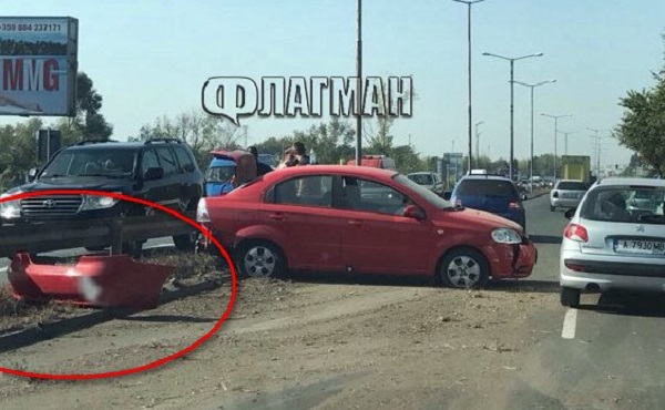 Жена-шофьор се натресе в мантинелата на бул. „Тодор Александров” в Бургас, потроши колата си и задръсти движението (СНИМКИ)