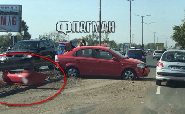 Жена-шофьор се натресе в мантинелата на бул. „Тодор Александров” в Бургас, потроши колата си и задръсти движението (СНИМКИ)