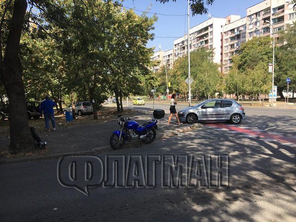 Моторист се размина на косъм, след като сливенско Пежо му сече пътя в Бургас (СНИМКА)