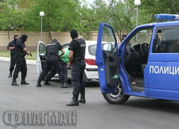 Пак безчинство: Циганска тумба яростно нападна полицаи в Медовница