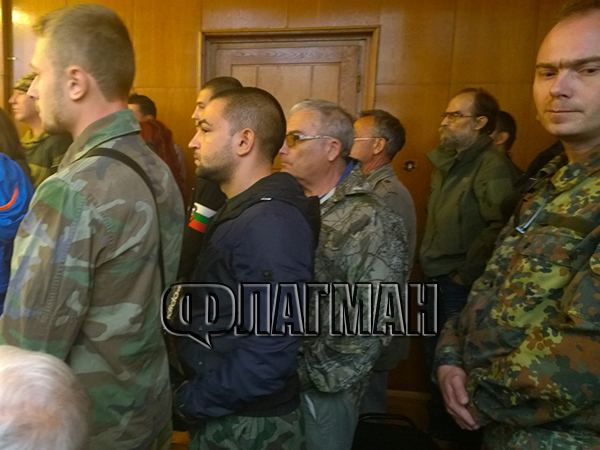 Мъже във военни униформи и полиция блокираха Съдебната палата в Бургас (СНИМКИ)