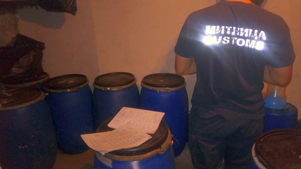 Удар на митничарите в Бургас: Откриха таен склад с 543 литра нелегален алкохол