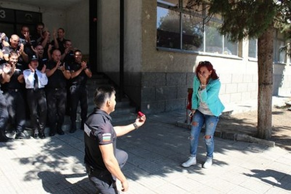 Бургаският жандармерист Бойчо Петров предложи брак на приятелката си минути, след като положи клетва (СНИМКИ)