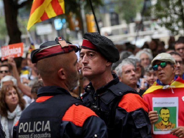 Извънредно! Испания пред гражданска война след забранения референдум за независимост на Каталуния (ВИДЕО)