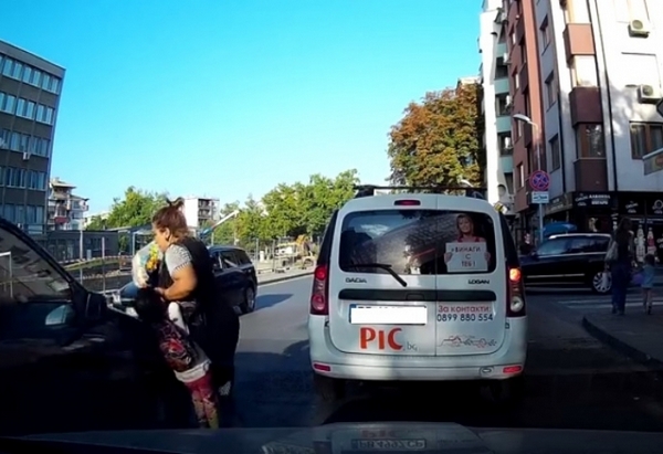 Стряскащо ВИДЕО! Безразсъдна майка повлече детето си под гумите на улицата, но не спира да говори по телефона