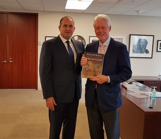Президентът Радев се срещна с Бил Клинтън, покани го у нас