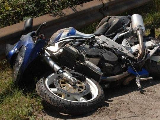 Трагедия! Моторист без книжка се удари в бордюр и изхвърча край пътя