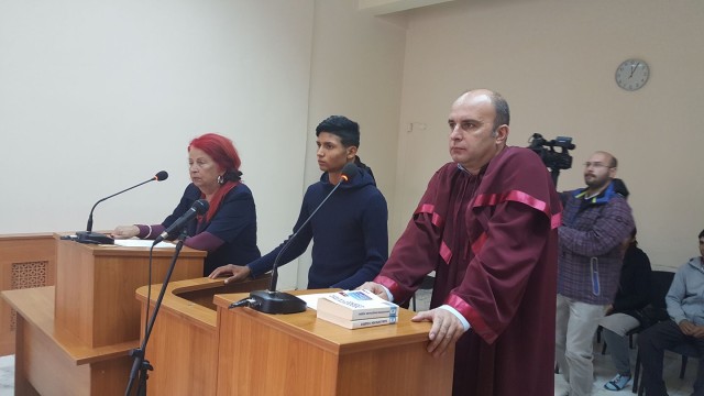 Съдът остави в ареста ученика, ударил с кол учител в Садово