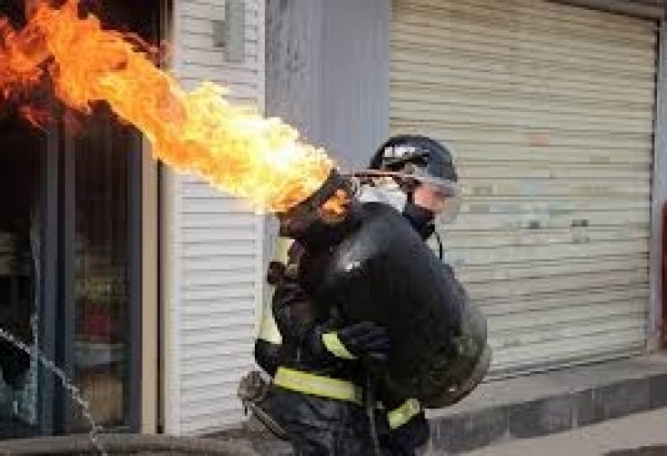 Драматичен момент: Пожарникар изнесе горяща газова бутилка от сграда, обхваната от пламъци (ВИДЕО)