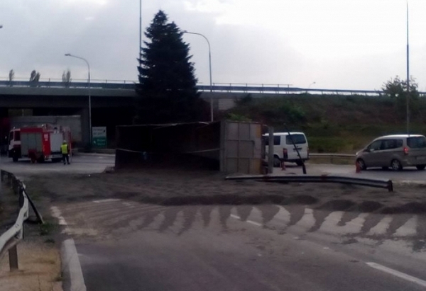 Камион се преобърна край летище Варна (СНИМКИ)