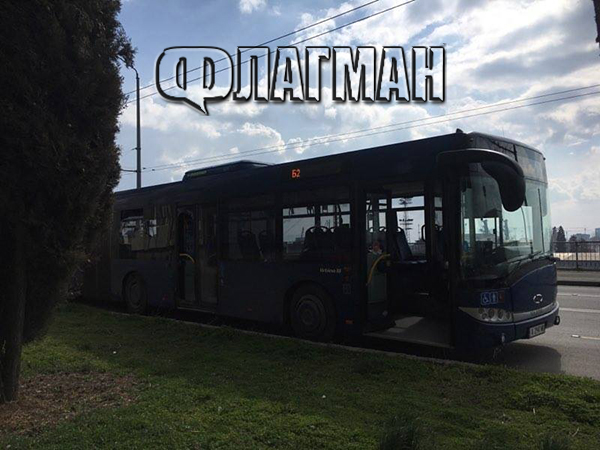 Автобус хвърчи в жк "Меден рудник", предизвика сблъсък с градски транспорт