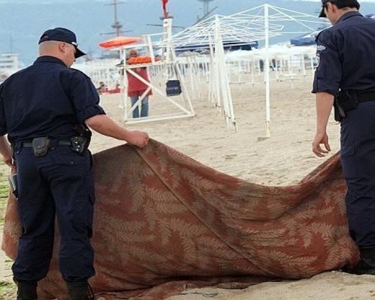 Ужас: Тялото на мъртва българка гние в скалите на гръцки плаж
