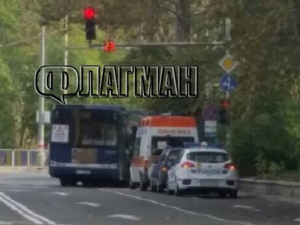 Автомобил се натресе в автобус на градския транспорт в Бургас, линейка откара жена към болницата (СНИМКА)