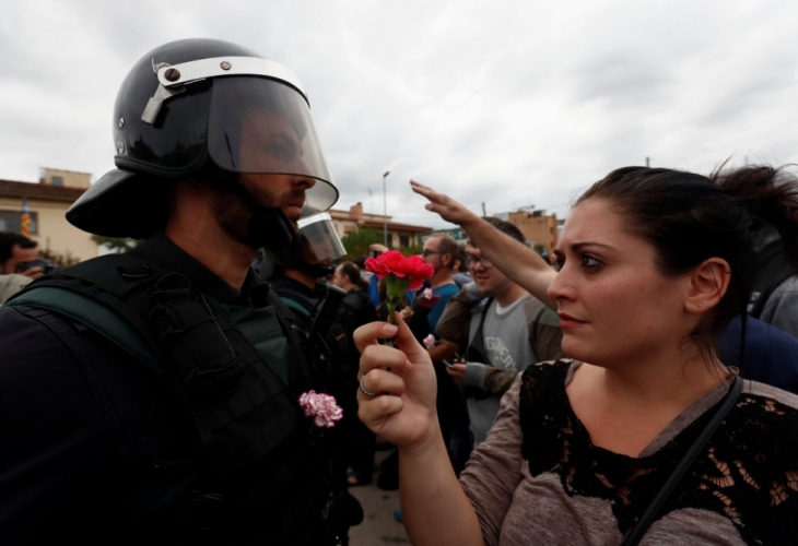 В Каталуния става страшно! Местната полиция отказа да се подчинява на испанските власти, насилието продължава (СНИМКИ/ВИДЕО)