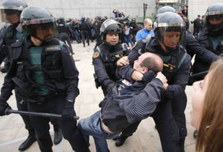 Извънредно от Каталония! Полицията използва сълзотворен газ срещу протестиращите, положението става все по-страшно!