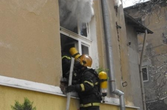 Възрастна жена опита сама да потуши пожар в жк "Лазур", приеха я в болницата с тежки изгаряния