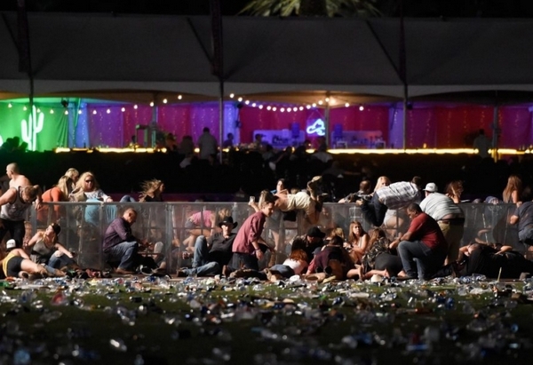 Реки от кръв във Вегас: Поне 20 убити, десетки ранени, нападателят е мъртъв