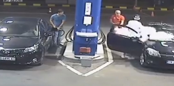 Кошмар на бензиностанция: Нагъл келеш за малко да убие десетки хора с глупостта си! (СНИМКИ/ВИДЕО)