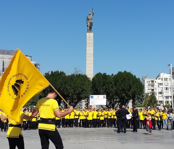 Уникално! Над 150 танцьори в народни превръщат "Тройката" в най-голямата сцена в Бургас