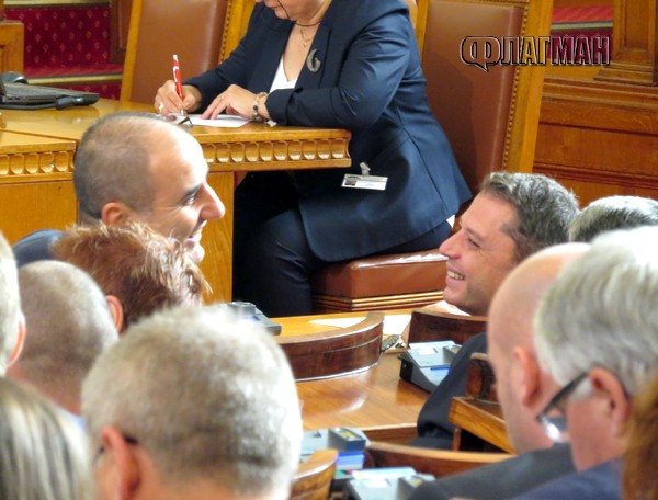 Парламентът не прие оставката на Делян Добрев, ГЕРБ бламира Борисов (допълнена)