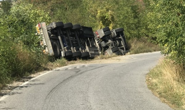 Цистерна с 50 тона бензин се обърна до Мъглиж